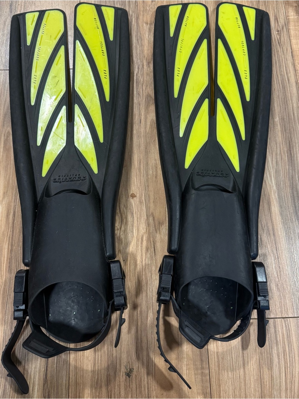 Atomic Aquatics Open Heel Split Fin Scuba Fin Size Small Black/Neon Yellow Diver
